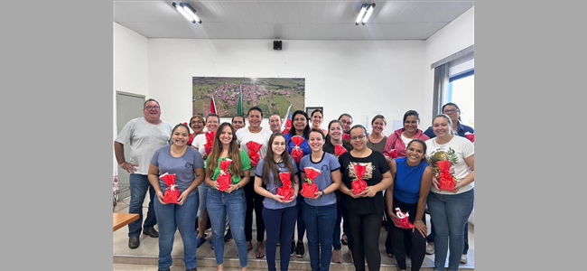 PREFEITURA ENTREGA LEMBRANCINHAS AS SERVIDORAS EM HOMENAGEM AO "DIA DAS MÃES" 